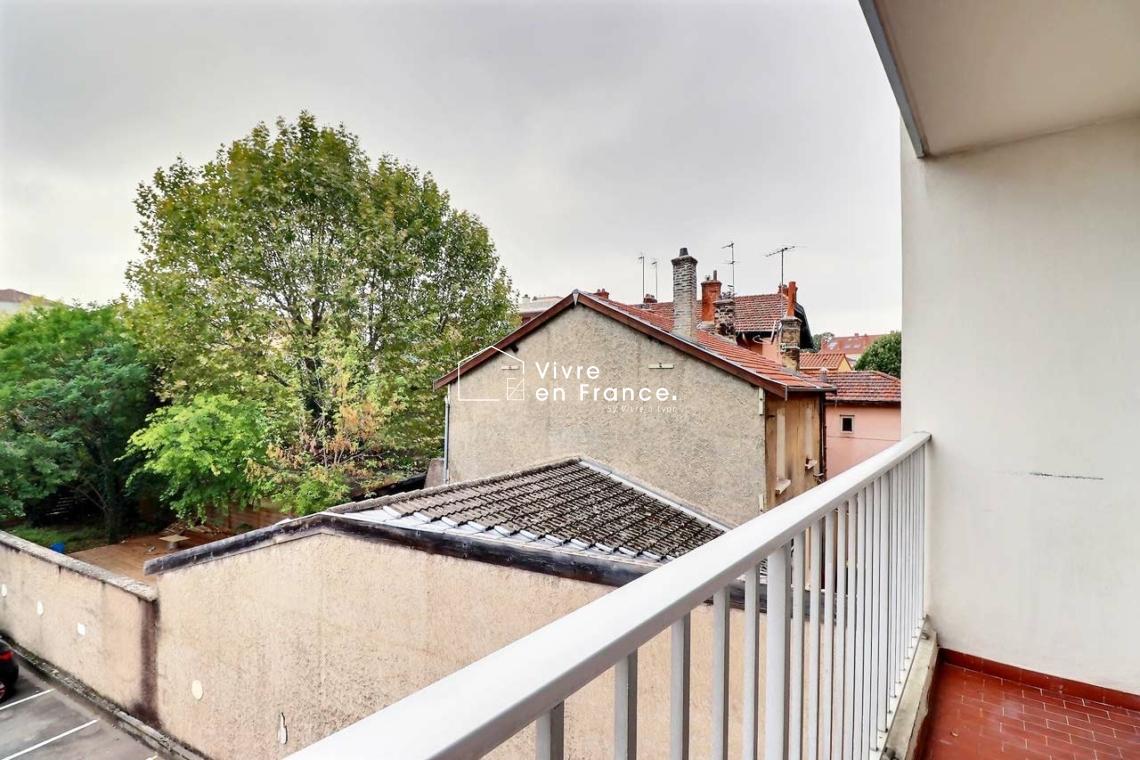 Logement avec un grand balcon avec vue dégagée à Lyon 8 pour de la location courte durée Airbnb
