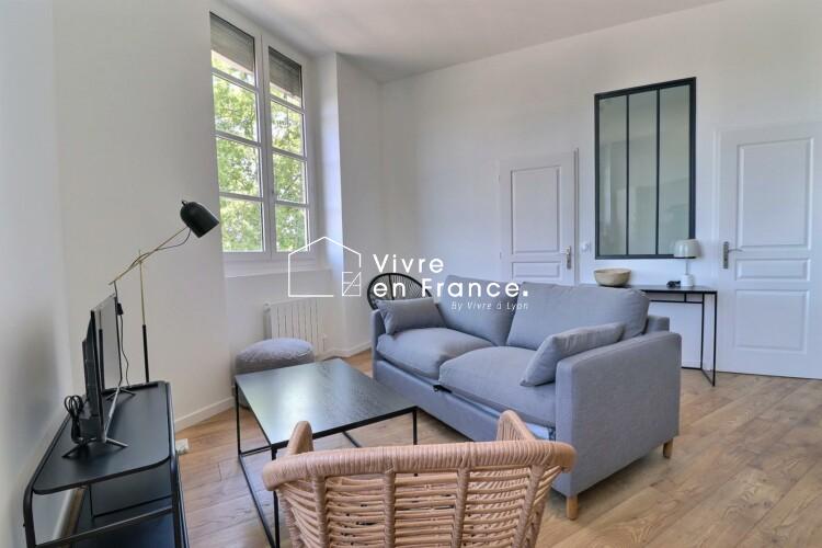 Louer un appartement T2 à Lyon avec un grand salon lumineux au pied des Quais du Rhône