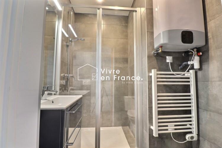 Grande salle de bain disponible dans ce logement en location à Lyon 4
