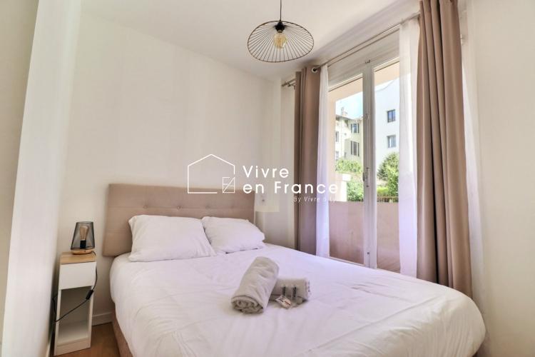 Location courte durée Airbnb avec un grand lit double à Lyon 6 ème