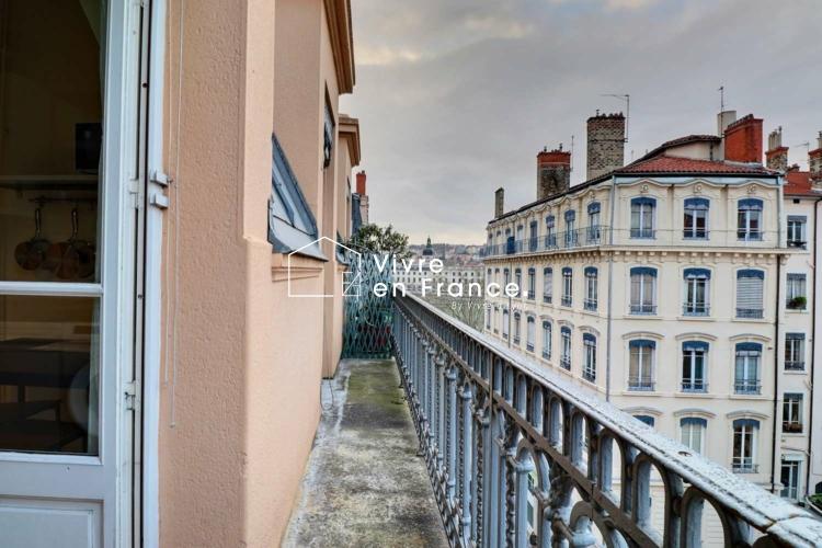 Appartement T2 à Lyon avec un grand balcon filant, vue dégagée sur Hôtel Dieu