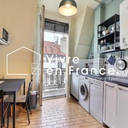 Appartement airbnb à Lyon 3 ème avec une cuisine équipée avec balcon