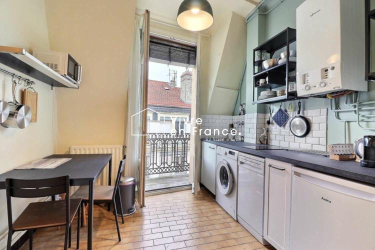 Appartement airbnb à Lyon 3 ème avec une cuisine équipée avec balcon